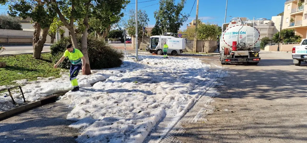 Limpieza de la tromba de granizo./Ayto. Rinc&oacute;n.
