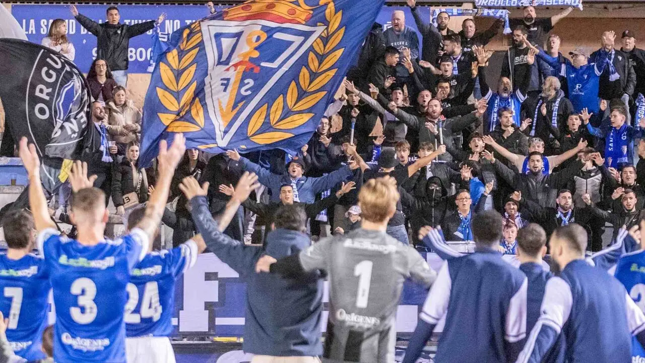 Uno de los muchos momentos que ha protagonizado la afici&oacute;n con los jugadores estos meses | CD San Fernando.