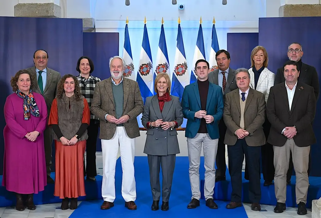 Garc&iacute;a-Pelayo, con miembros del Gobierno municipal. | Viva Jerez.