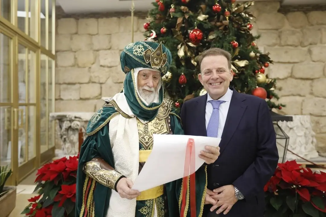El delegado de Fiestas y Tradiciones, Juli&aacute;n Urbano, y el emisario real presentan la Cabalgata de Reyes Magos 2026 de C&oacute;rdoba