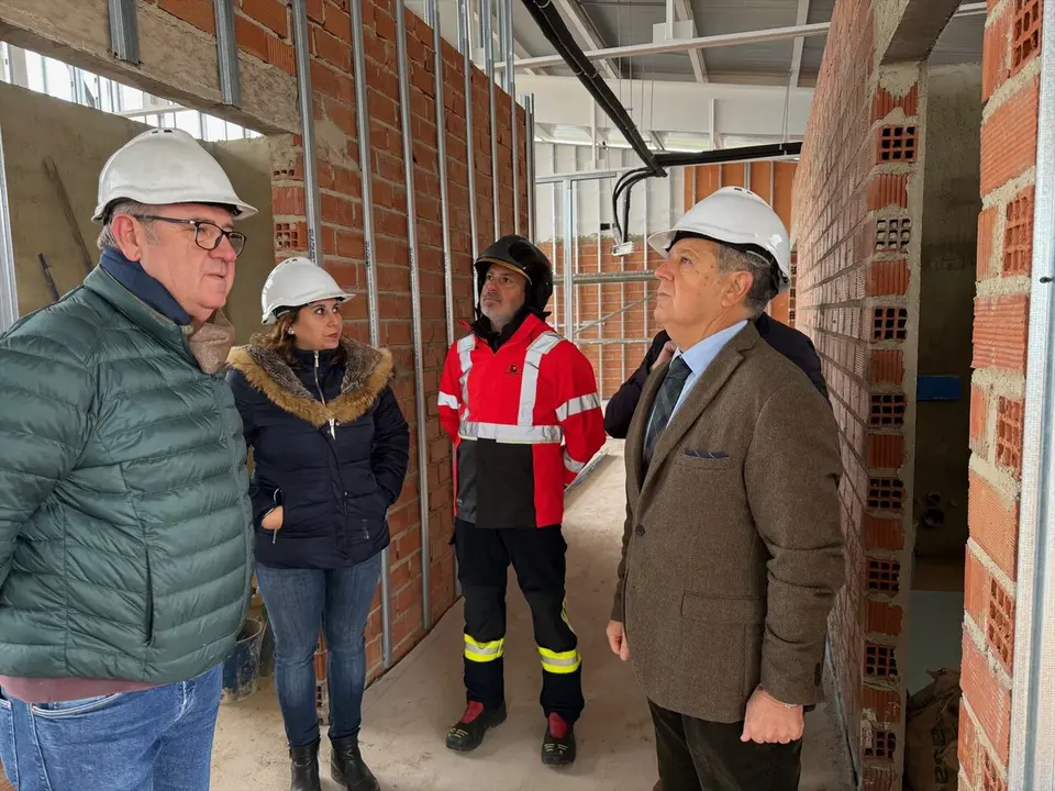 El presidente de la Diputaci&oacute;n de C&oacute;rdoba, Salvador Fuentes, de visita a las obras de remodelaci&oacute;n del Parque de Bomberos de Montoro.