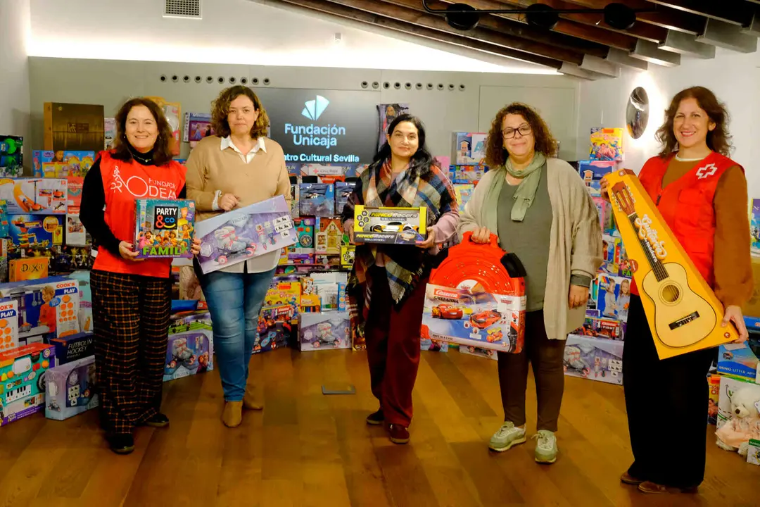 Entrega juguetes en Sevilla. | FUNDACI&Oacute;N