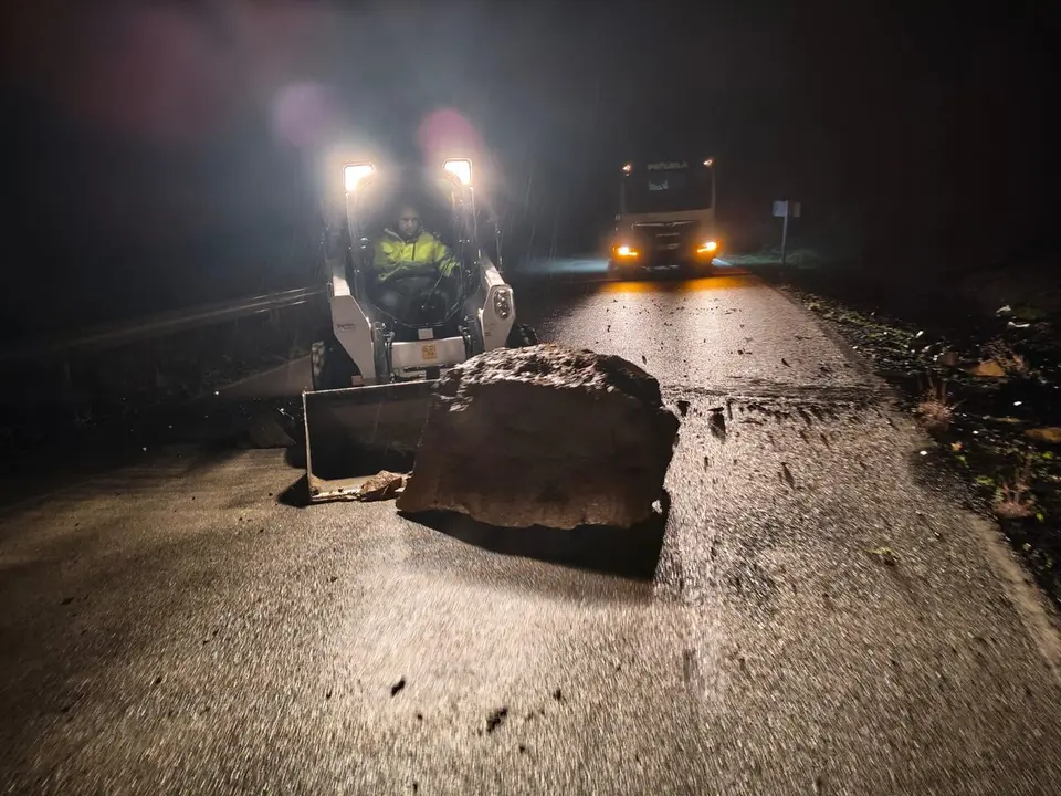 Retirada de una piedra en una carretera de M&aacute;laga./Diputaci&oacute;n.