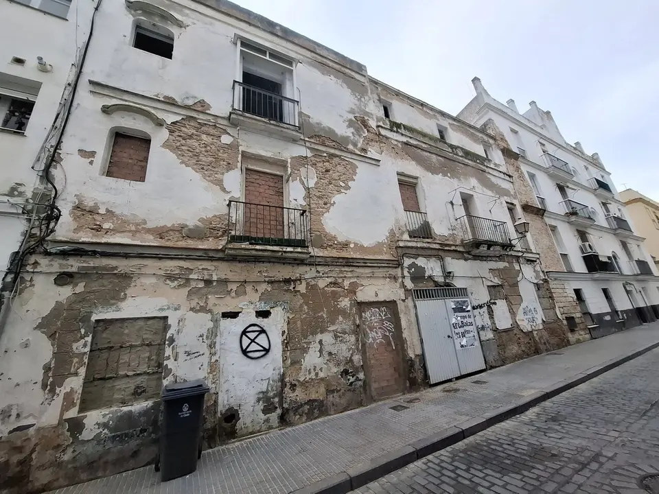 Estado actual de la finca de Peric&oacute;n, 3-5. / VIVA