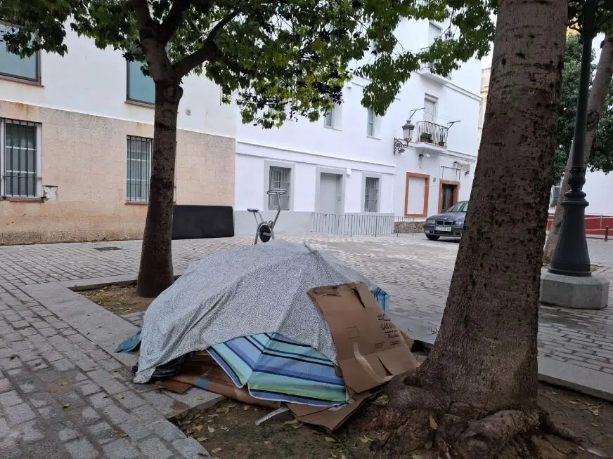 Tienda de campa&ntilde;a de una persona sin hogar frente al albergue municipal. / VIVA