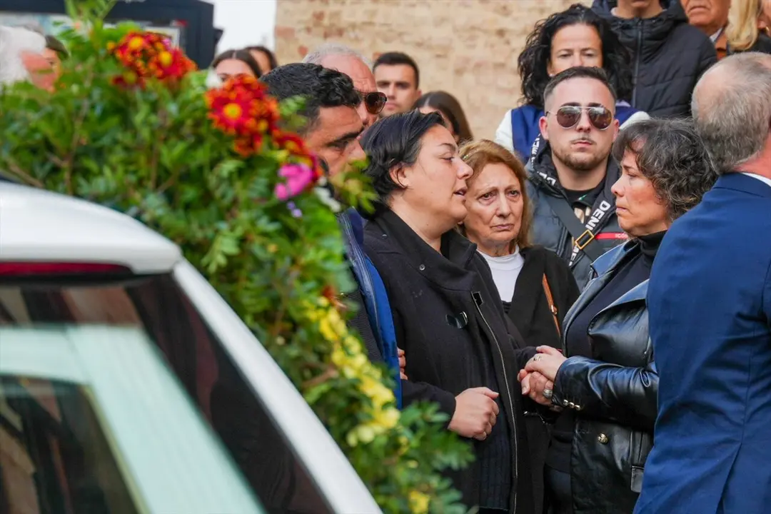 La madre del joven fallecido Aar&oacute;n en la puerta de la iglesia | E.P.