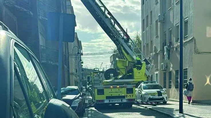 Actuaci&oacute;n de Bomberos en el antiguo Club Alc&aacute;zar, en Puntales. VIVA