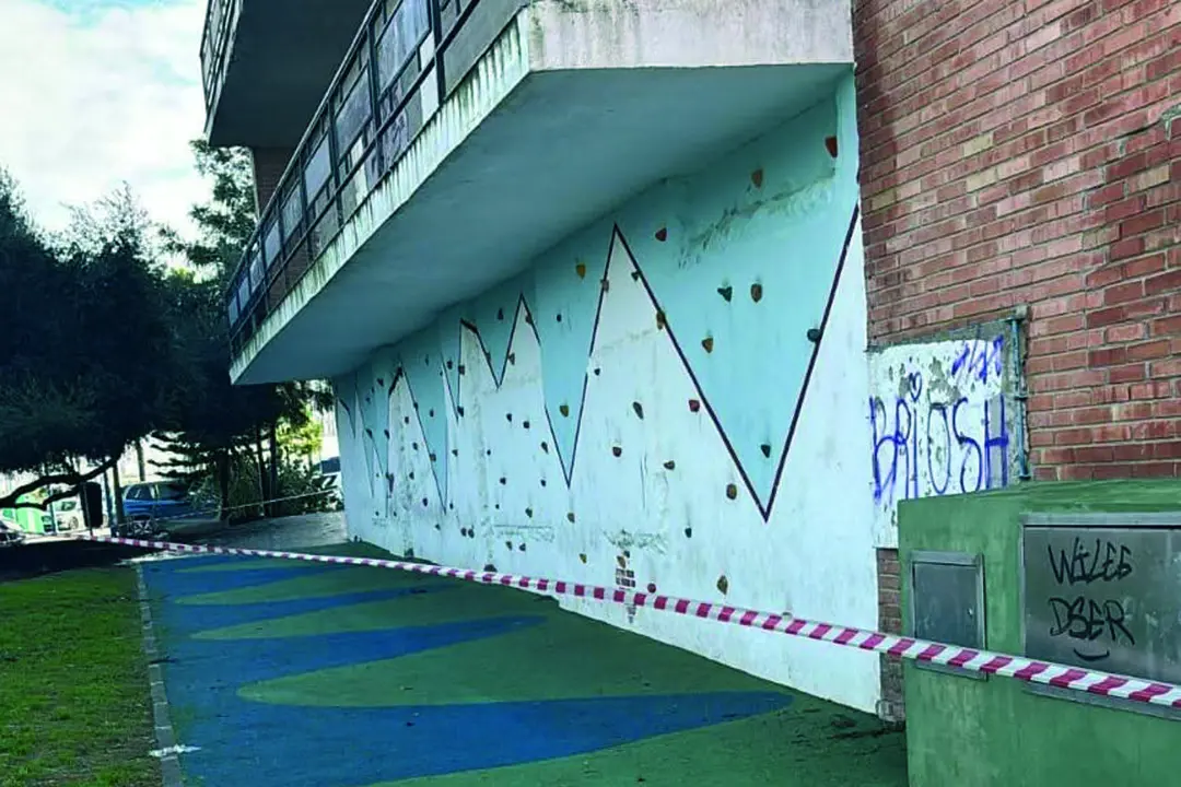 Cinta de seguridad por desprendimientos en el antiguo Club Alc&aacute;zar en Puntales. VIVA