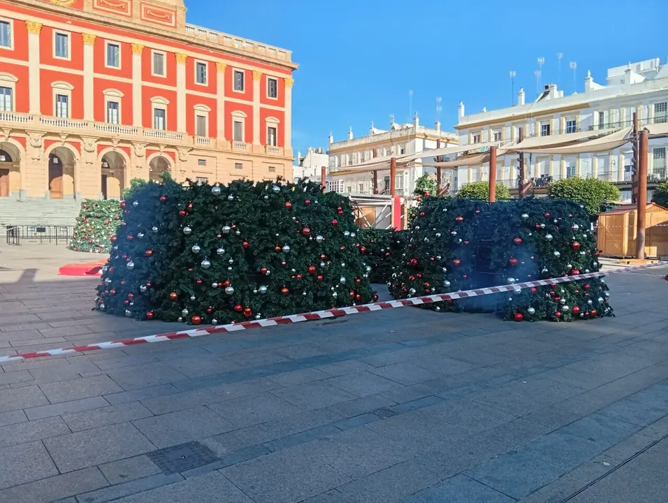 Desmontaje del &aacute;rbol gigante de la Navidad | Informaci&oacute;n.