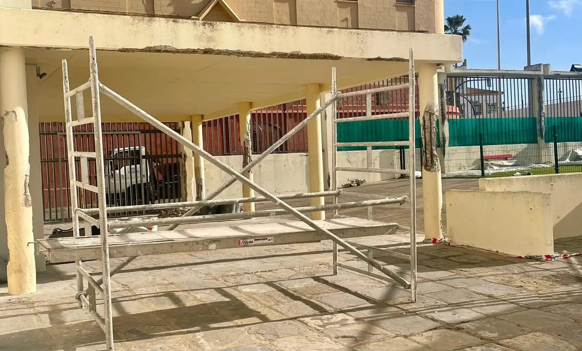 Andamios en la fachada de la Escuela Infantil Municipal. | Autonom&iacute;a Obrera.