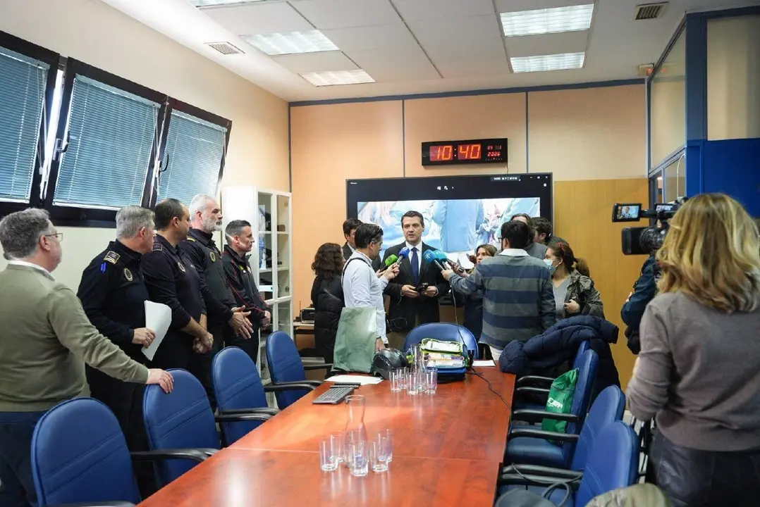 El alcalde de C&oacute;rdoba, Jos&eacute; Mar&iacute;a Bellido, junto al teniente de alcalde de Seguridad, Jes&uacute;s Coca, atienden a los medios en la nueva sala de emergencias de la Polic&iacute;a Local.