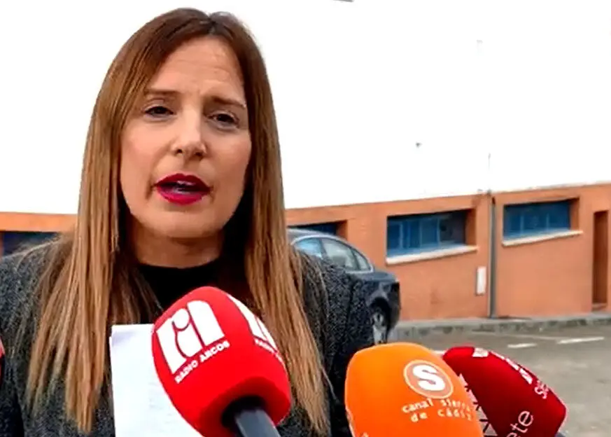 Ana Carrera ha comparecido junto al pabell&oacute;n polideportivo./ CEDIDA