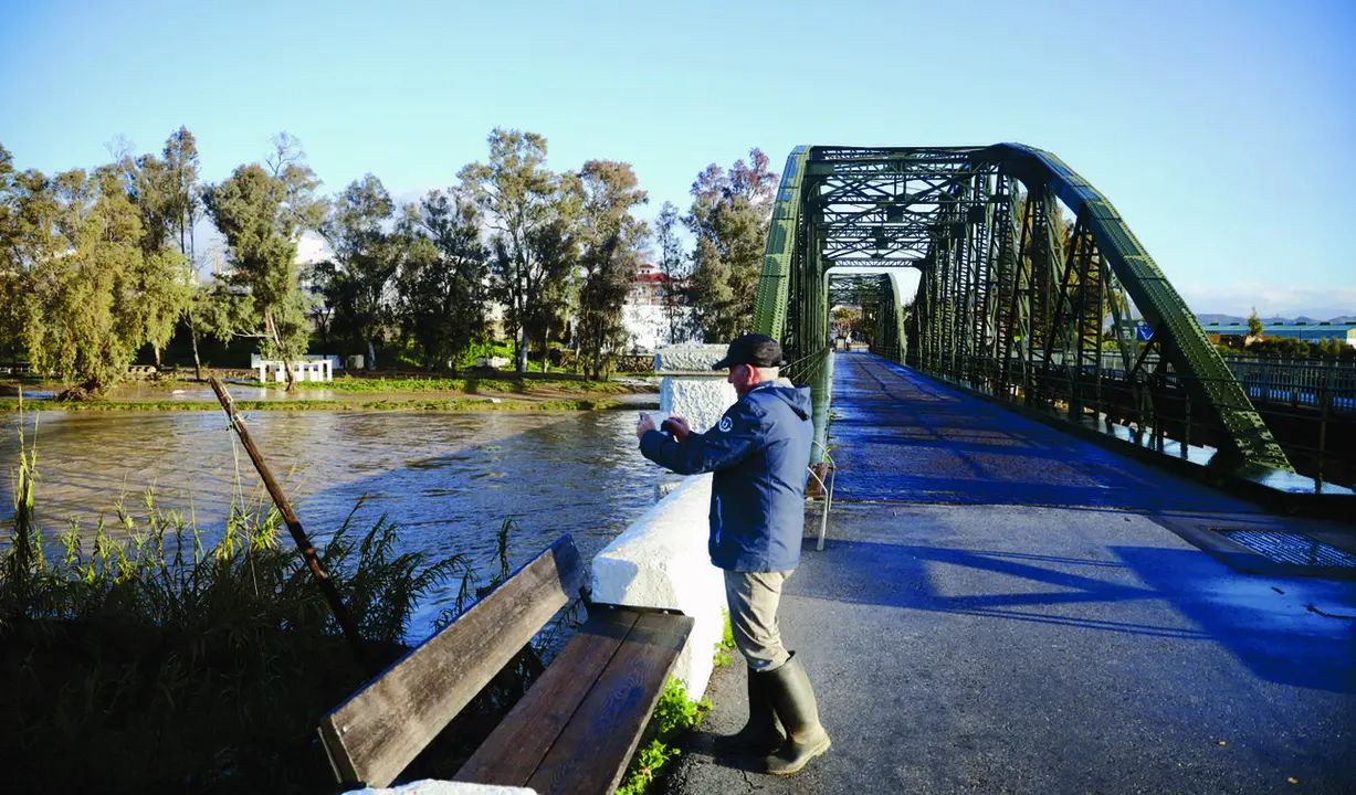 Observando la crecida del r&iacute;o./&Aacute;lex Zea/Europa press.