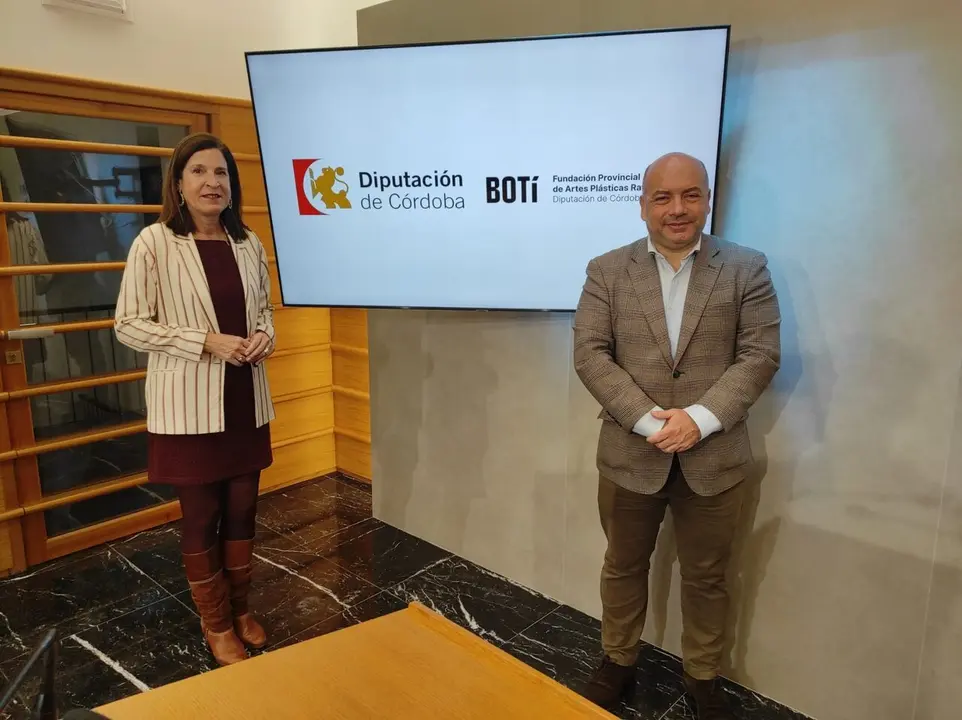 El delegado de Cultura en la Diputaci&oacute;n y presidente de la Fundaci&oacute;n Provincial de Artes Pl&aacute;sticas Rafael Bot&iacute;, Gabriel Duque, junto a la gerente de la fundaci&oacute;n.