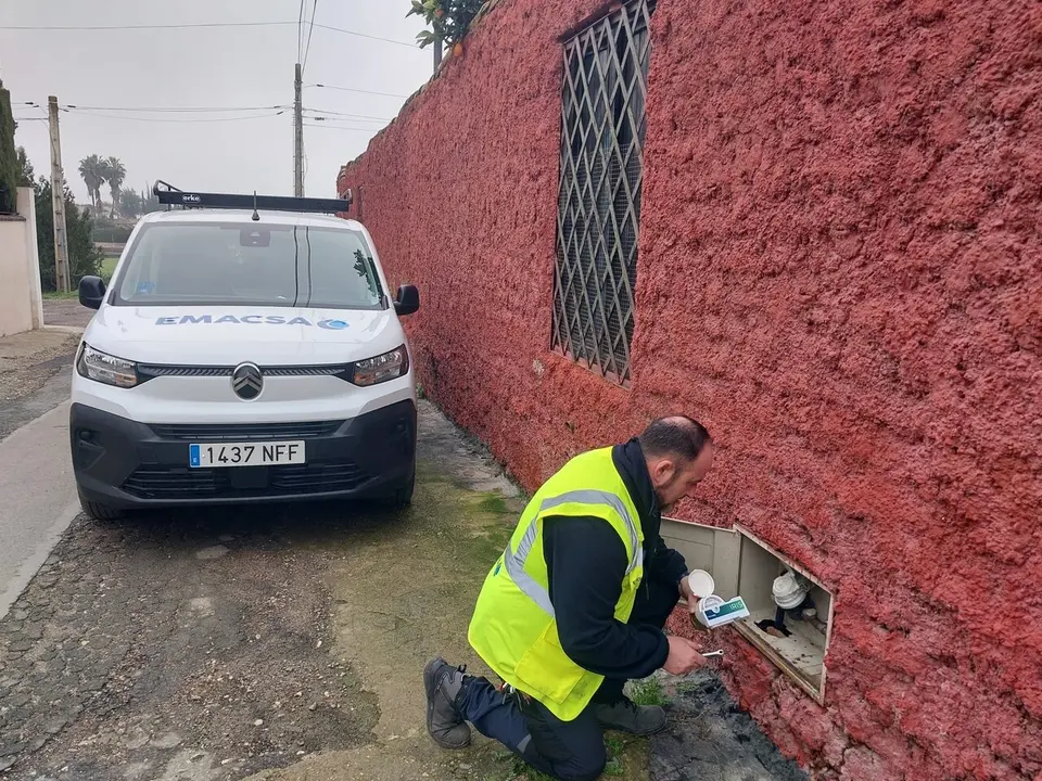 Emacsa instalar&aacute; contadores inteligentes en zonas rurales para mejorar el control de agua y el servicio a los vecinos.