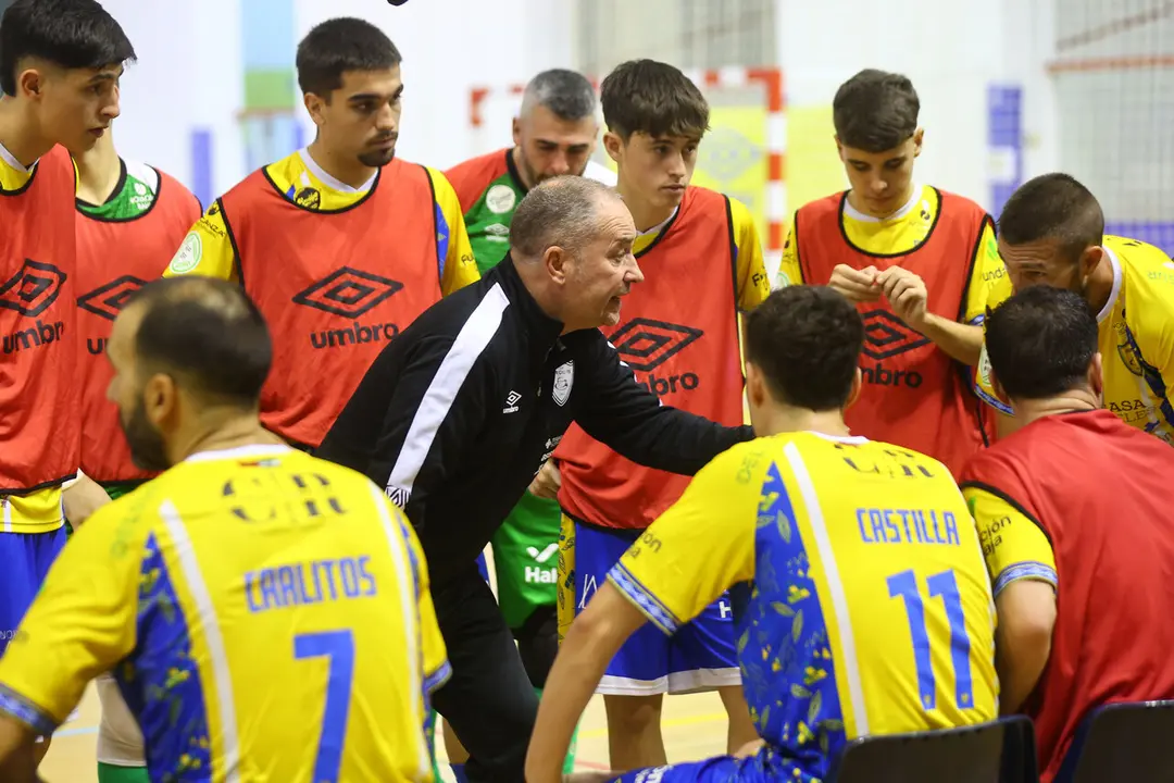 Juan Carlos G&aacute;lvez da instrucciones a sus jugadores. / CD Virgili C&aacute;diz
