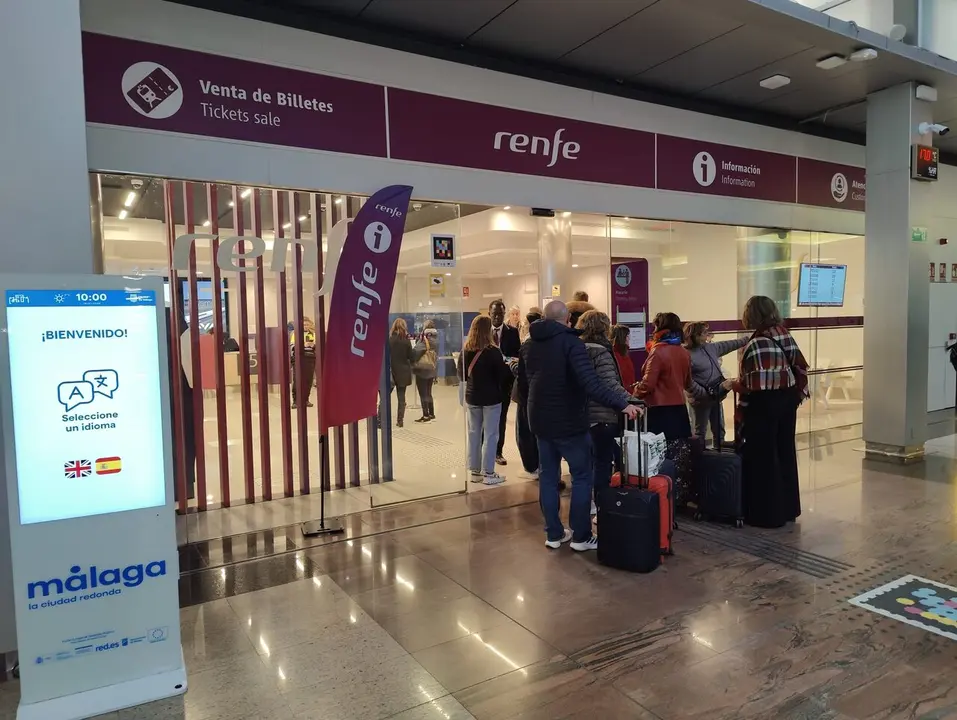 Colas en la oficina de Renfe de Mar&iacute;a Zambrano. / ROCA