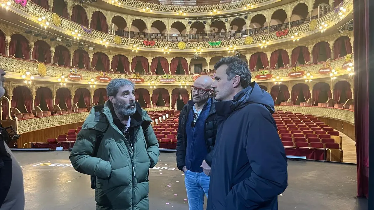 El alcalde, Bruno Garc&iacute;a, dialoga con Antonio Mart&iacute;nez Ares sobre las tablas del Gran Teatro Falla. / DM