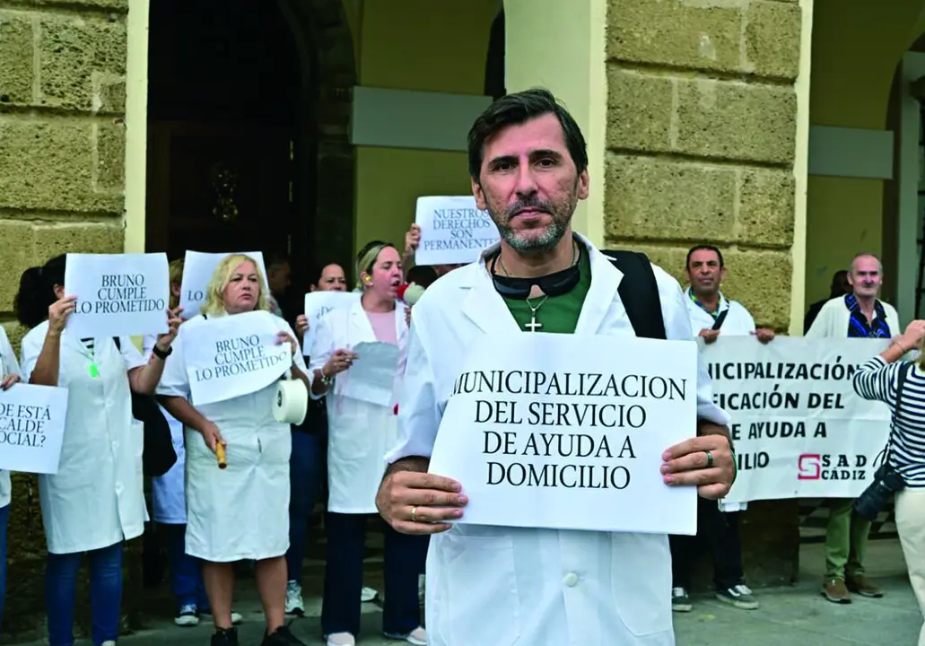 El presidente del comit&eacute; de empresa de Ayuda a Domicilio en C&aacute;diz, &Oacute;scar Miraut, en una protesta. Eulogio Garc&iacute;a