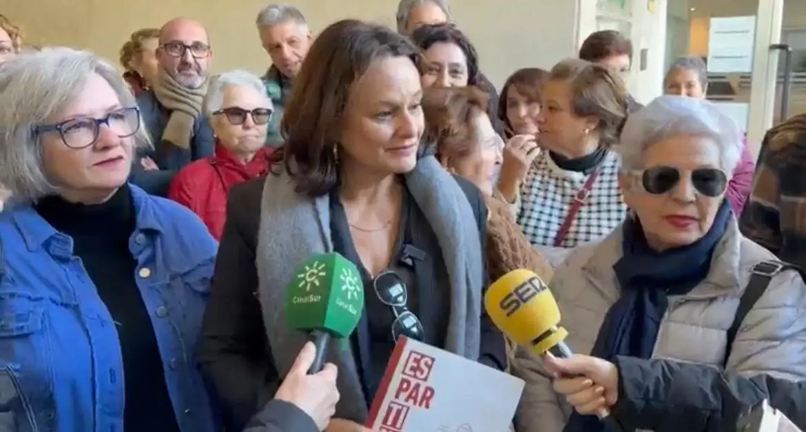 La alcaldesa de Espartinas, Cristina Los Arcos, en atenci&oacute;n a medios tras reclamar "mejorar" en el servicio de autob&uacute;s.| EUROPA PRESS