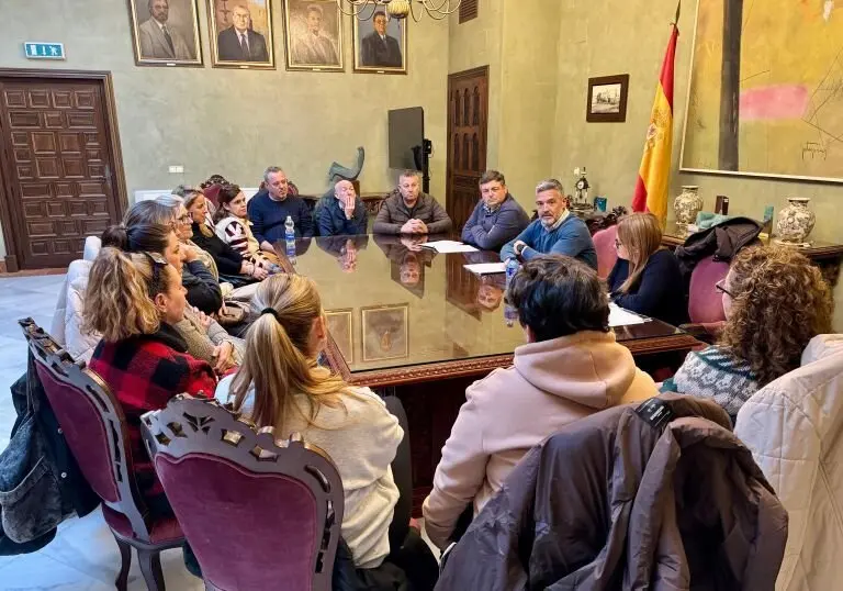 Rota reunion con trabajadores supermercados