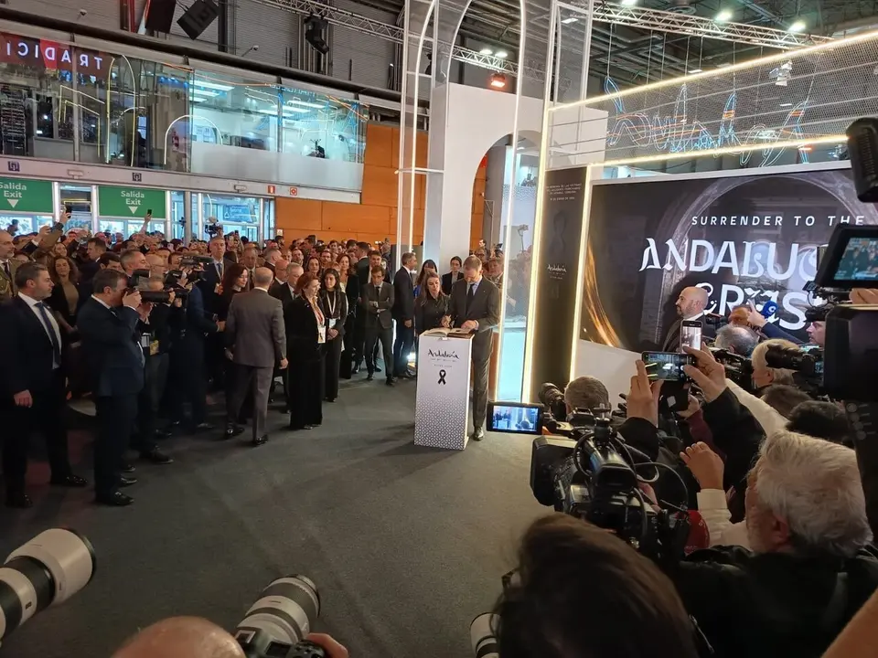 Los Reyes, Felipe VI y Leticia, firman en el libro de condolencias. | Europa Press.