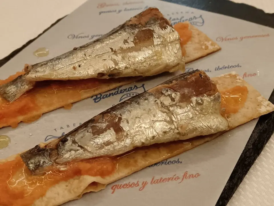 Las sardinas sobre rega&ntilde;&aacute; con tartar de tomate de Las Banderas