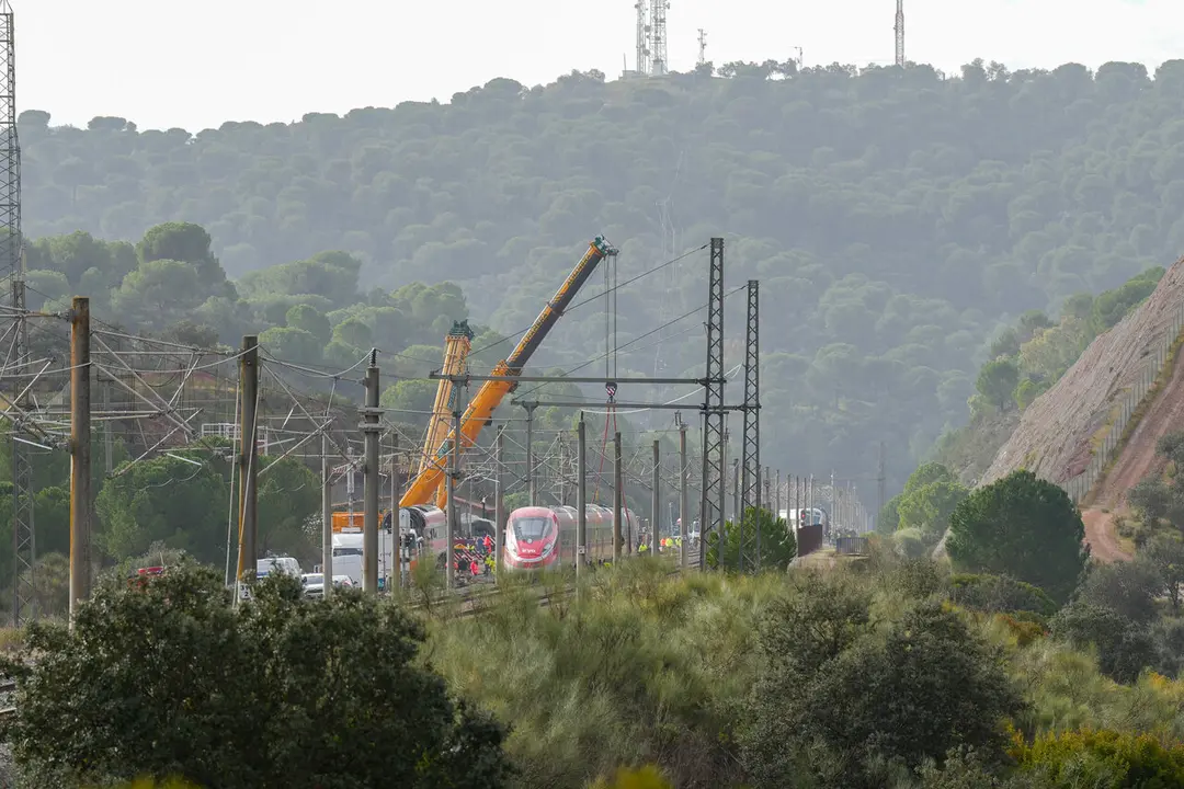 Trabajos de rescate de los convoyes de trenes. | Europa Press.
