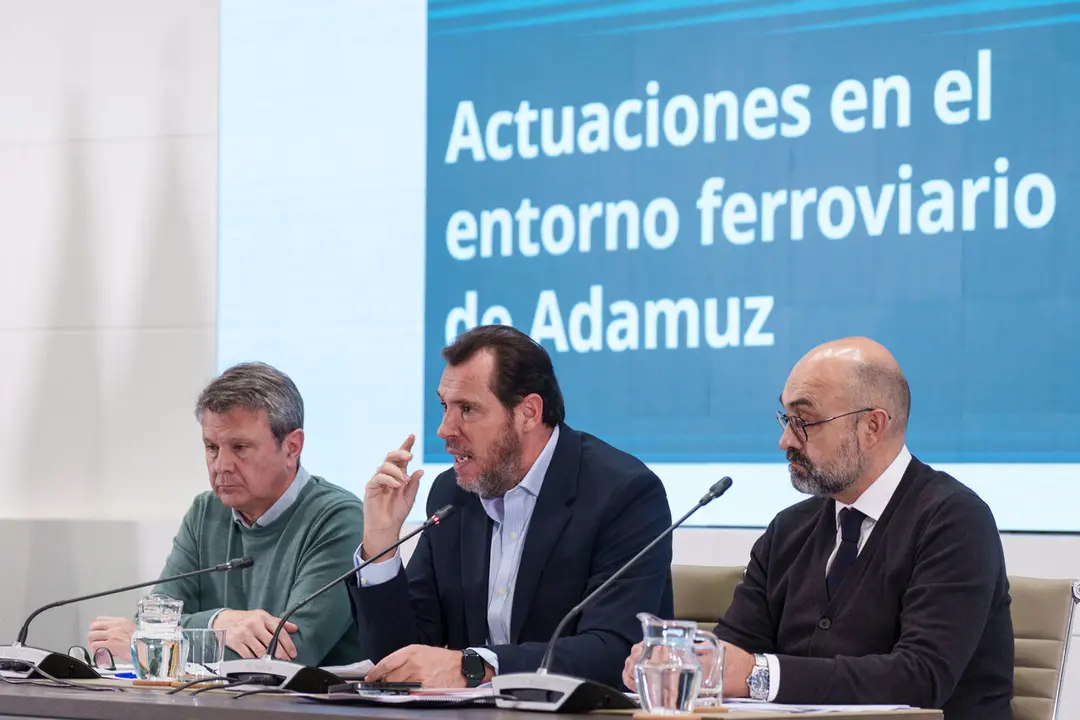 El ministro de Transportes y Movilidad Sostenible, &Oacute;scar Puente (c), acompa&ntilde;ado del secretario de Estado de Transportes y Movilidad Sostenible, Jos&eacute; Antonio Santano Clavero (i), y el presidente de Adif, Luis Pedro Marco de la Pe&ntilde;a (d).
- Matias Chiofalo - Europa Press