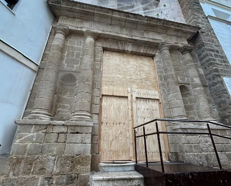 Puerta principal de la Iglesia Conventual de Santa Mar&iacute;a. VIVA
