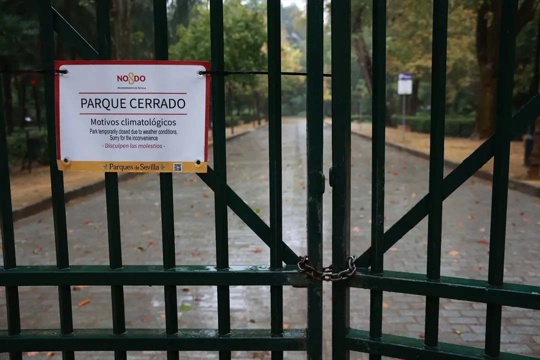 EuropaPress_7064184_imagen_parque_maria_luisa_cerrado_motivos_meteorologicos_adversos_sevilla
