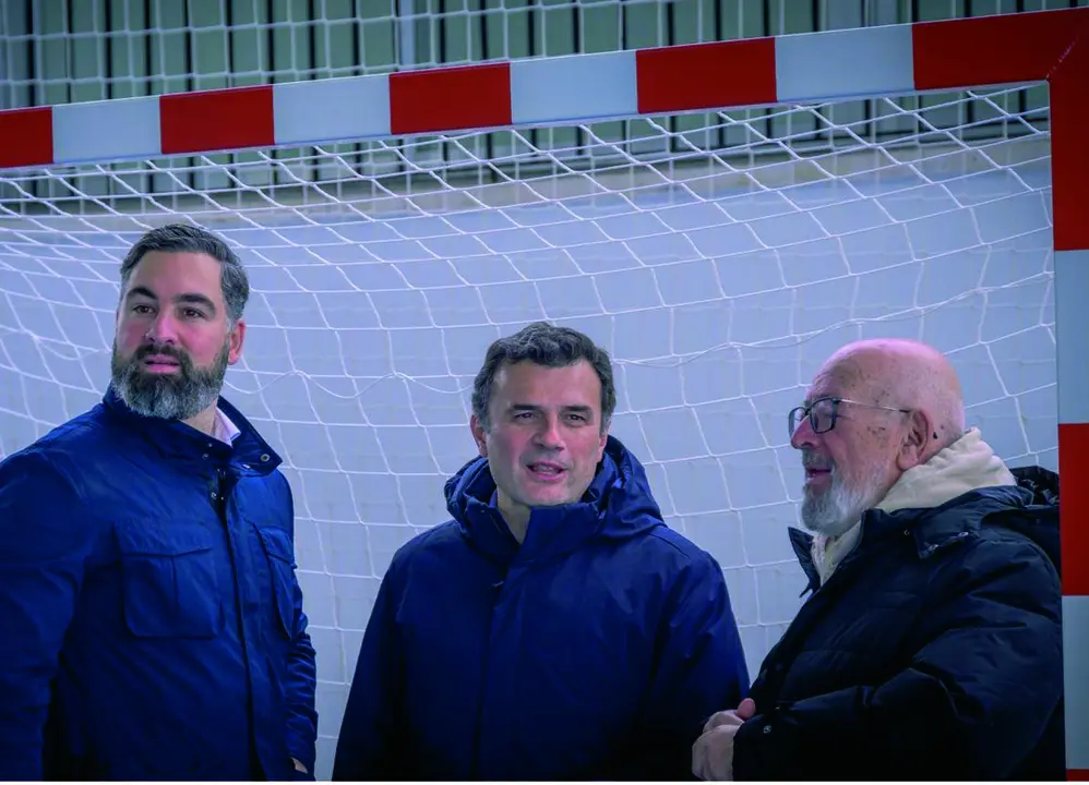 El alcalde, Bruno Garc&iacute;a, en las nuevas instalaciones deportivas de Loreto. VIVA