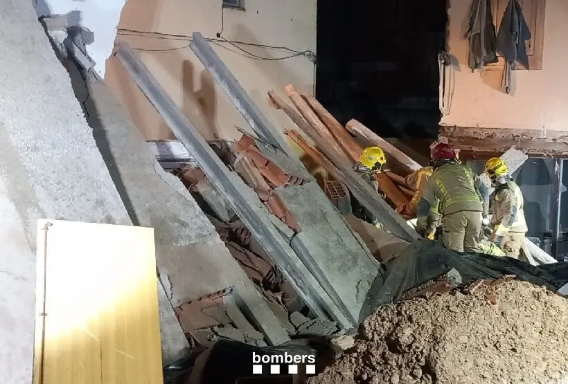 Dos personas atrapadas tras el derrumbe de una casa en Vilanova de Bellpuig. | Europa Press.