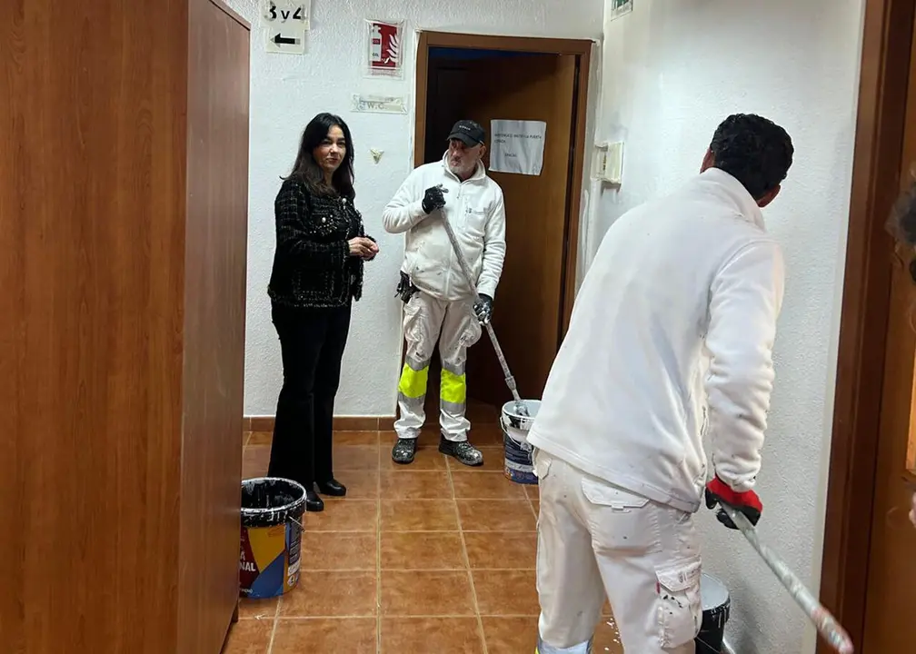 Mar&iacute;a Jos&eacute; Mu&ntilde;oz supervisa &lsquo;in situ&rsquo; las actuaciones./ AYTO.
