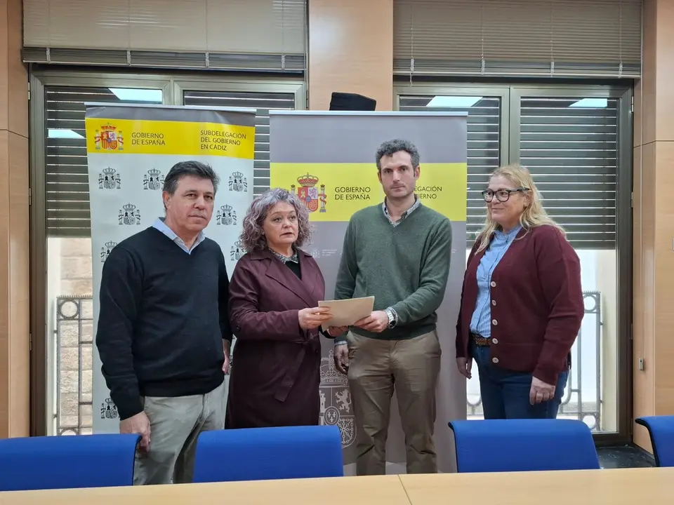 La subdelegada del Gobierno de Espa&ntilde;a en C&aacute;diz, Blanca Flores, con los representantes de las organizaciones agrarias de la provincia. | Subdelegaci&oacute;n del Gobierno en C&aacute;diz.
