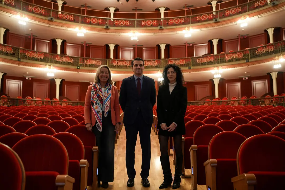Jos&eacute; Mar&iacute;a Bellido, Isabel Alb&aacute;s y Mar&iacute;a Pellicer presentan los XVIII Premios de la M&uacute;sica Independiente (MIN), que se celebrar&aacute;n el d&iacute;a 25 de marzo en el Gran Teatro de C&oacute;rdoba.