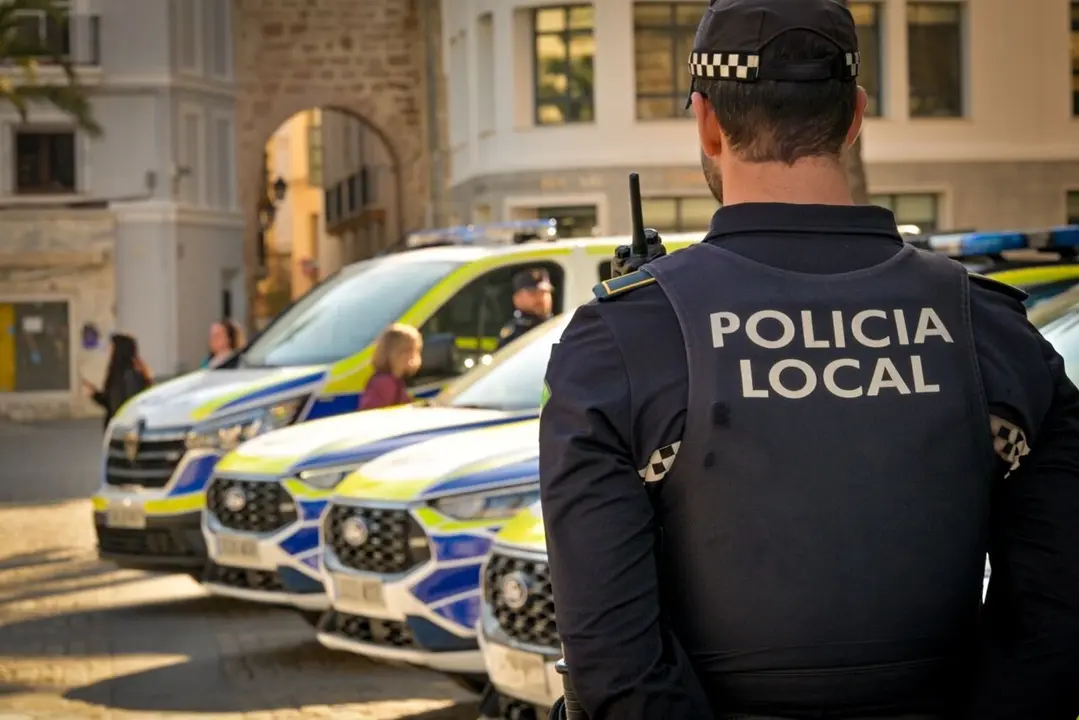 Un agente de la Polic&iacute;a Local de C&aacute;diz. | Europa Press.