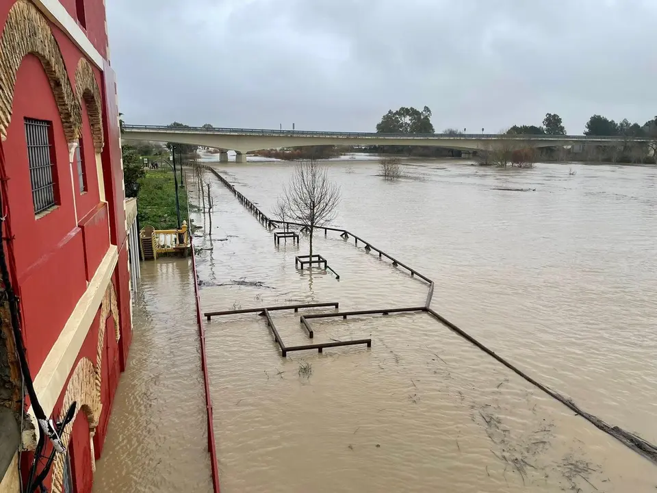 El r&iacute;o inundando los bajos de Venta Cartuja este pasado jueves, |  Jim&eacute;nez