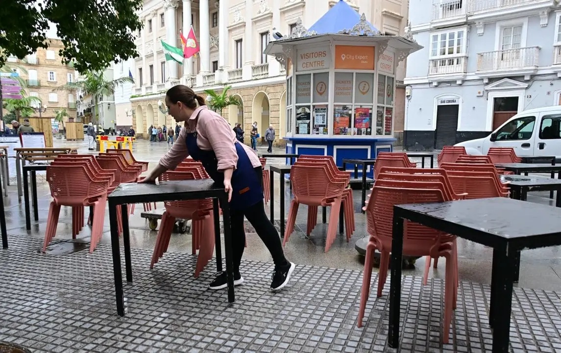 Camarera en una terraza en la Plaza de San Juan de Dios, en C&aacute;diz. Eulogio Garc&iacute;a