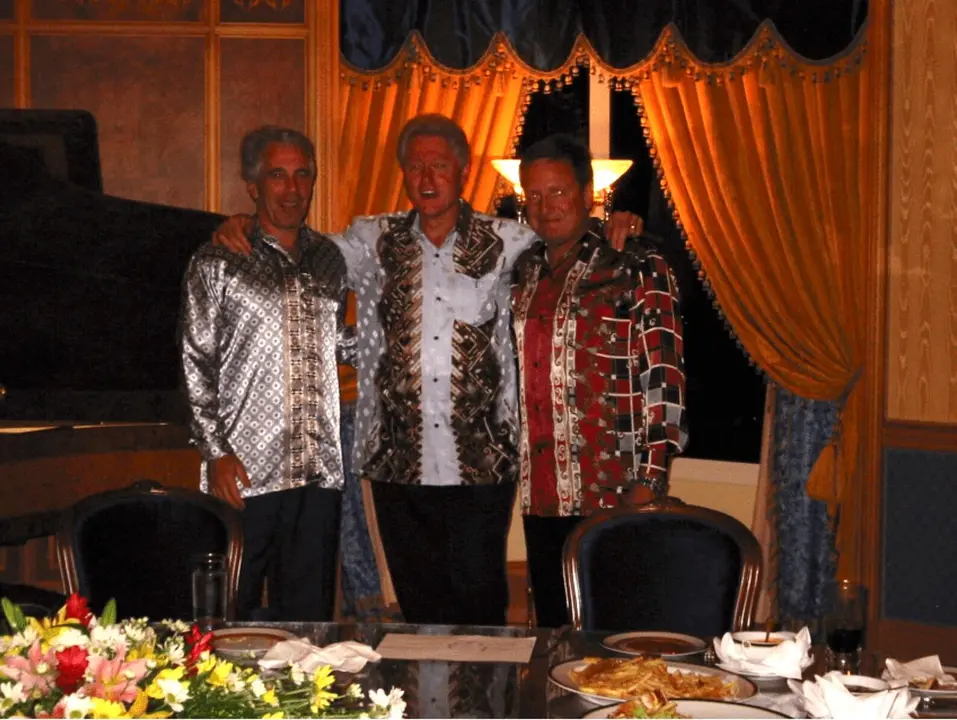 El expresidente estadounidense Bill Clinton (centro) junto al fallecido empresario. | Europa Press.