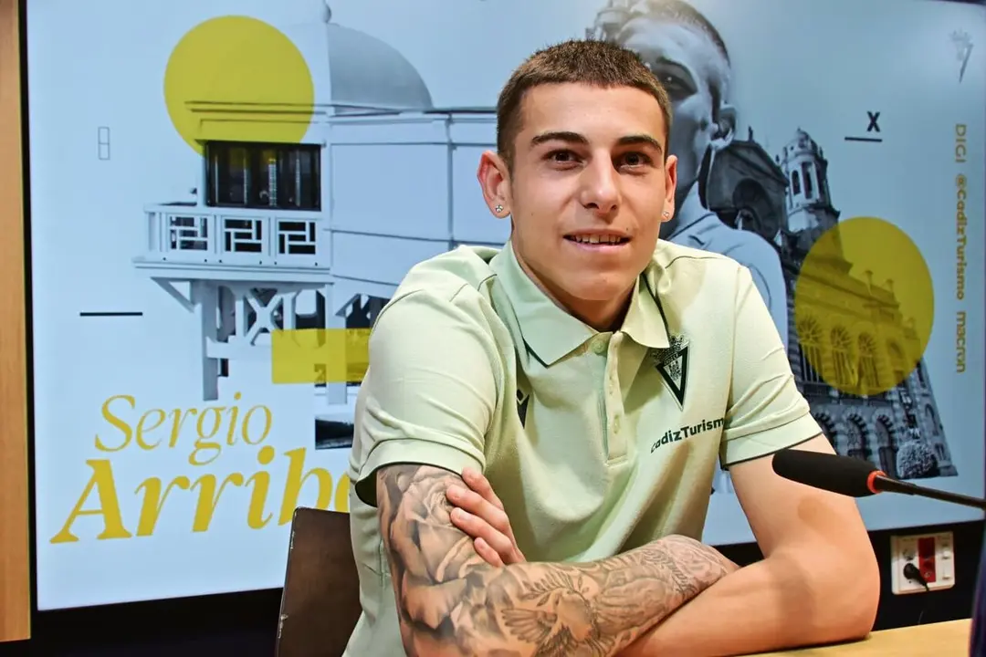 Sergio Arribas, en la presentaci&oacute;n como jugador del C&aacute;diz. | Eulogio Garc&iacute;a.