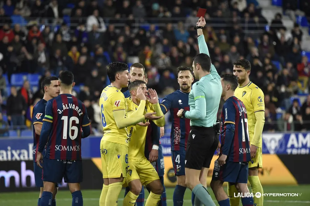 Momento de la expulsi&oacute;n de Jorge Moreno en el Huesca - C&aacute;diz. | LALIGA.