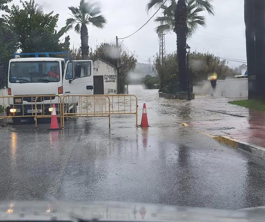 Cortes en las carreteras en San Mart&iacute;n del Tesorillo. | VIVA