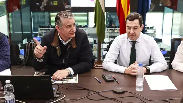 El presidente de la Junta de Andaluc&iacute;a, Juanma Moreno, junto a el consejero de Sanidad, Presidencia, y Emergencias de la Junta de Andaluc&iacute;a, Antonio Sanz, presiden la reuni&oacute;n del comit&eacute; asesor del Plan de Emergencias.