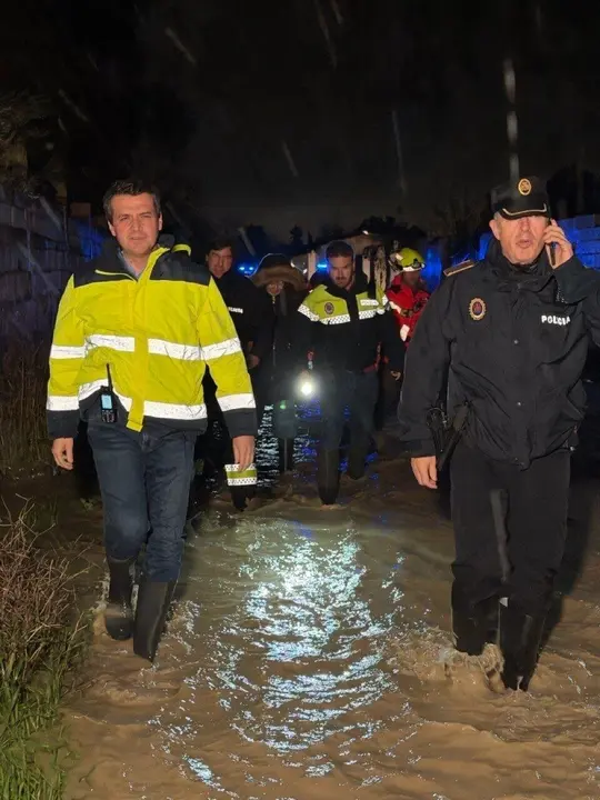 El alcalde de C&oacute;rdoba, Jos&eacute; Mar&iacute;a Bellido, y el jefe de la Polic&iacute;a Local, Juan D&iacute;az, visitan parcelaciones ante desalojos por la crecida del r&iacute;o Guadalquivir.