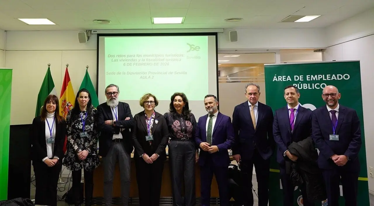 Foto de familia de la jornada sobre retos de las viviendas tur&iacute;sticas y la fiscalidad del sector, organizada por la Diputaci&oacute;n y Fundaci&oacute;n Democracia y Gobierno local |&nbsp;DIPUTACI&Oacute;N DE SEVILLA
