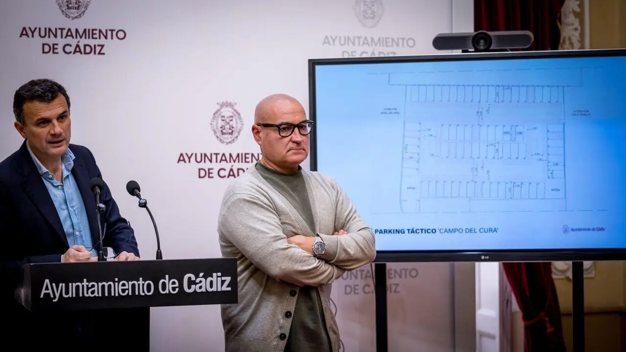 Bruno Garc&iacute;a y Jos&eacute; Carlos Teruel, con el plano del aparcamiento del Campo del Cura. VIVA