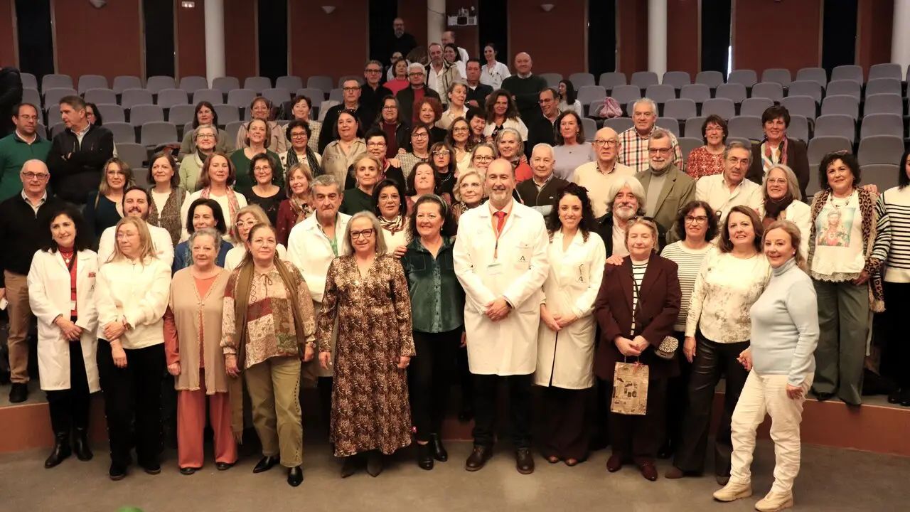 Acto de homenaje a los 90 profesionales jubilados durante el pasado a&ntilde;o en el Hospital Juan Ram&oacute;n Jim&eacute;nez. | Junta.