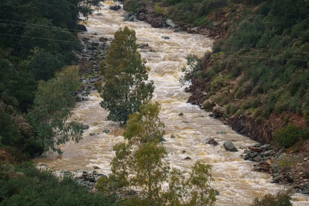 Imagen del embalse Agrio en la localidad sevillana de Aznalc&oacute;llar aliviando agua |&nbsp;E.P.