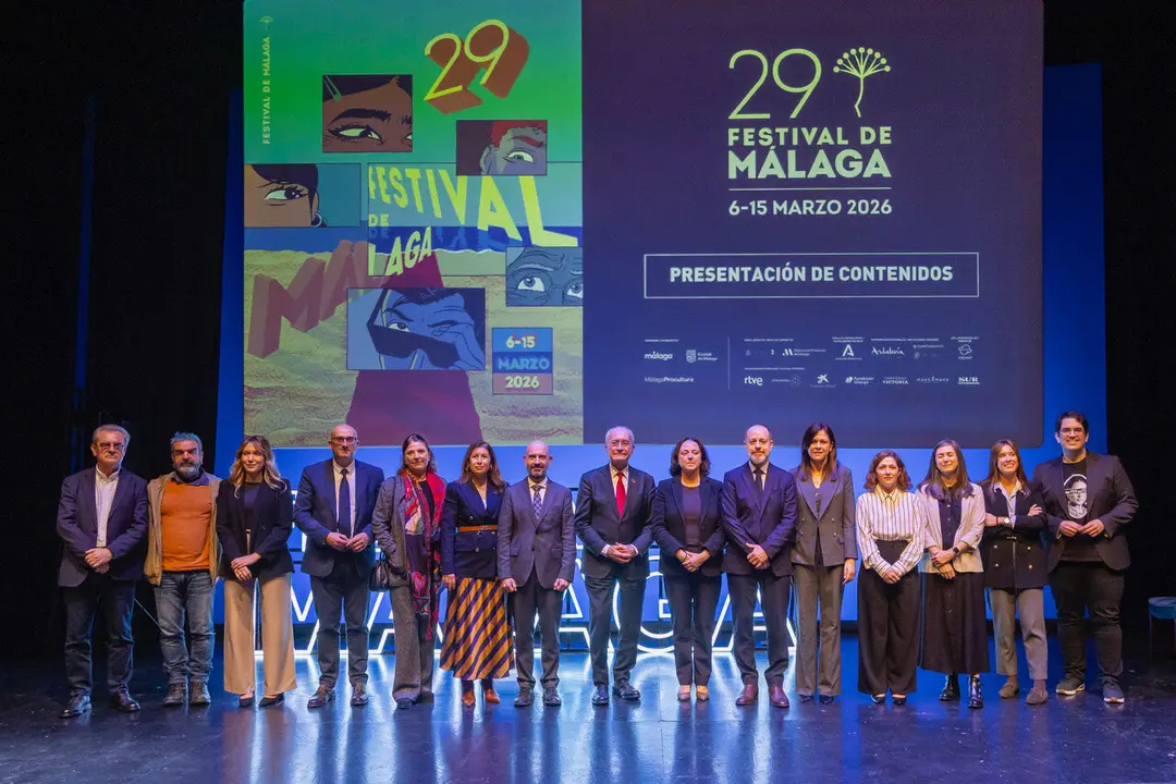 Foto de familia tras la presentaci&oacute;n./Festival.